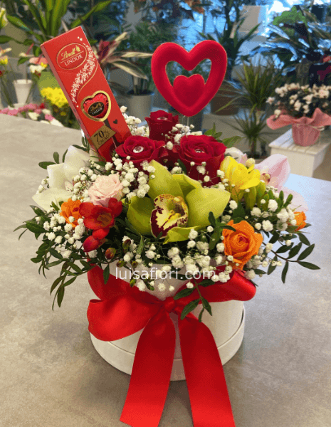 Flower box di fiori misti con cioccolatini