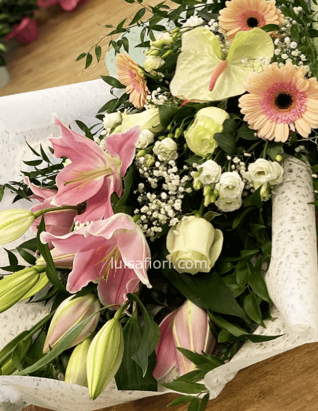 Mazzo di fiori sui toni del rosa