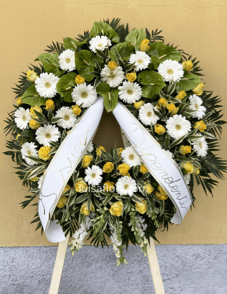Corona funebre con fiori assortiti