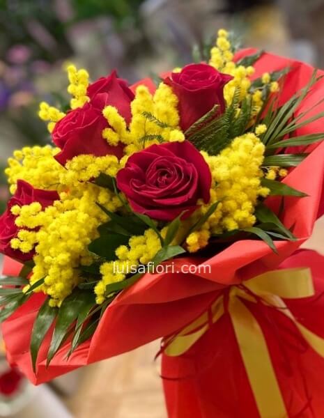 Bouquet mimosa e 7 rose rosse